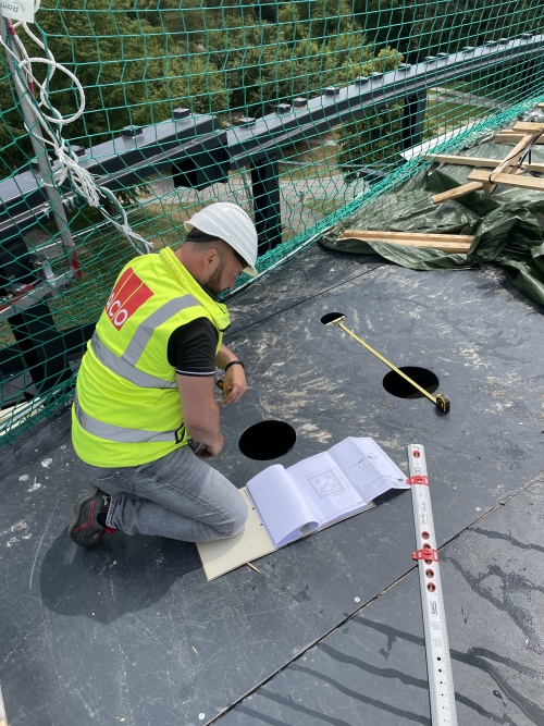 Nicht nur aufgrund seiner Größe und Nutzung, sondern insbesondere auch der Form stellt die Entwässerung dieses Gründachs eine erhebliche technische Herausforderung dar. Die Position der Dachentwässerung wurde von dem mit der Auslegung betrauten Anwendungstechniker aufgemessen.