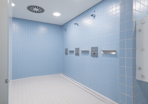 Auch die individuell gefertigten Entwässerungsrinnen einschließlich der Bodenabläufe und Rollroste in den Duschbereich des Sportbad Neckarpark stammen von ACO Haustechnik.