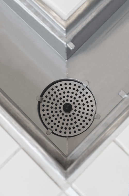 Einer der Bodenabläufe ACO Variant-CR mit Klebeflansch, Stutzneigung 90°, Edelstahl 1.4404, DN 70 im Sportbad Neckarpark.