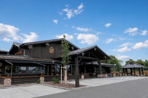 Mit dem Timberjacks in Bad Hersfeld entstand auf dem Gelände einer ehemaligen Ford-Autozentrale ein Gastronomiebetrieb mit außergewöhnlicher Architektur und hoher Besucherfrequenz.