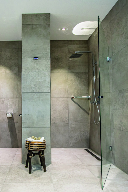 Die Besonderheiten der neuen Duschrinne ACO ShowerDrain C sind neben dem neuen, zweiteiligen Geruchsverschluss der hydrogeformte Ablauftopf, der der Rinne trotz niedriger Einbauhöhe und filigraner Optik eine sehr hohe Ablaufleistung verleiht.