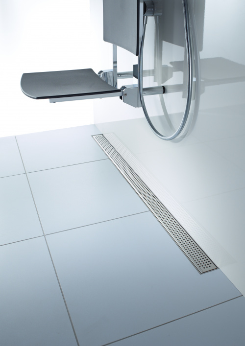 Die Besonderheiten der Edelstahl-Duschrinne ACO ShowerDrain C sind neben dem neuen, zweiteiligen Geruchsverschluss der hydrogeformte Ablauftopf, der der Rinne trotz niedriger Einbauhöhe und filigraner Optik eine sehr hohe Ablaufleistung verleiht.