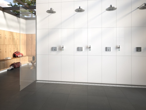 Die für öffentliche Einrichtungen gedachte Reihenuschrinne ACO ShowerDrain Public X erfüllt nicht nur die Aufgabe der Abwasseraufnahme und -ableitung, sondern dient auch zur Abwasserwärme-Rückgewinnung, kurz AWRG. 