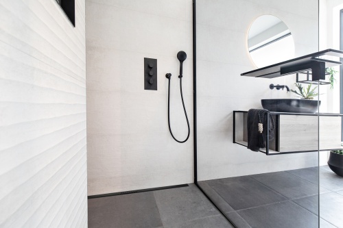 ACO Haustechnik hat den Gefällekeil ACO ShowerStep um eine schwarze Variante erweitert – die perfekte Ergänzung zu den schwarzen Edelstahl-Duschrinnen ACO ShowerDrain S+ und ShowerDrain C sowie den zugehörigen Design-Rosten.