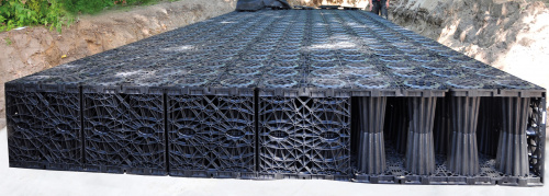 ACO Stormbrixx ist ein modular einbaubares Rigolensystem aus Kunststoff.