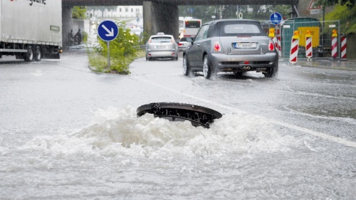 Moderne Lösungen für die Regenwasserbewirtschaftung müssen nicht nur Überflutungsschutz bieten, sondern auch die wertvolle Ressource Regenwasser für Trockenphasen nutzbar machen.