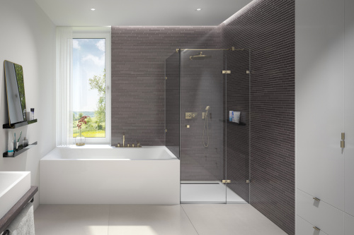 Modell 214 der Serie FREDERIKE von glassdouche: Eck-Dusche mit einem Türglas, einem türhohen Seitenglas und einem verkürzten Seitenglas als Badewannen­Anschluss, alle aus 8 mm starkem Einscheiben-Sicherheitsglas. Nach außen öffnende, dusch-innenseitig flächenbündige Drehtür-Beschläge mit Hebe-Senk-Scharnier, Oberflächen-Variante Messing.