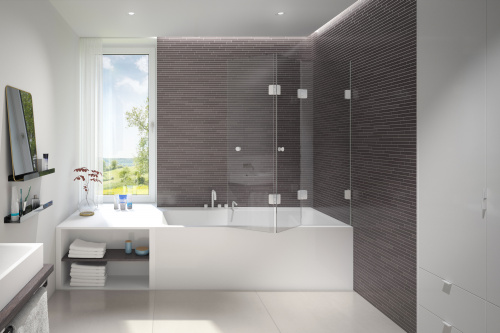 Modell 511 F3 der Serie JOSEPHINE von glassdouche: Badewannen-Aufsatz mit einer dreiteiligen Falttür, 6 mm starkes Einscheiben-Sicherheitsglas, Höhe bis 150 cm, Breite bis insgesamt 140 cm. Filigrane, dank Zweifachbohrung besonders tragfähige Falttür-Beschläge, flächenbündig oder mit Gegenplatte montierbar, hier mit matt-weißer Oberfläche.