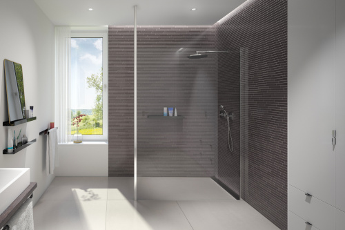 Modell 402 der Beschlagserie KATHARINA von glassdouche: Einteilige Dusch-Wand aus 8 mm starkem Einscheiben-Sicherheitsglas (ESG), montiert mit einem glashohen Wand- und einem deckenhohen Raumprofil, Oberfläche Chromoptik.