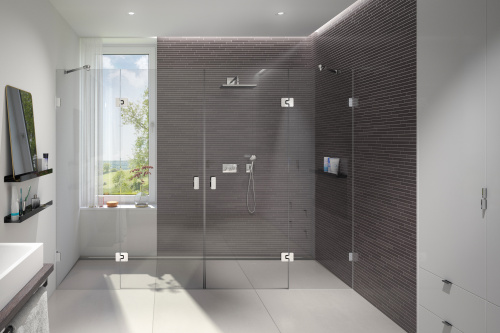 Modell 150 der Beschlagserie AUGUSTINA von glassdouche: Dusch-Nische mit zwei festen Seiten- und zwei Türgläsern, 8 mm starkes ESG, Gesamtbreite 270 cm, Türöffnung insgesamt 160 cm. Innenbündige Pendeltür-Beschläge mit Hebe-Senk-Funktion und Arretierung, hier mit Oberfläche Chrom glänzend.