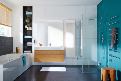 Dezente Formensprache. Großzügige Flächigkeit. Spielerische Design-Charakteristik. Die Modellreihe glassdouche AUGUSTINA verleiht dem Understatement einen wohldosierten Hauch Esprit. Die Pendeltür-Beschläge überzeugen mit Hebe-Senk-Automatik, Arretierung und innenseitig flächenbündiger Verankerung.