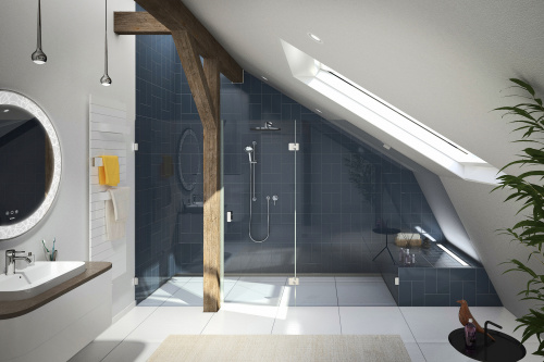 Duschnische Modell 210 der Beschlag-Serie AUGUSTINA von glassdouche: Zwei feste Seitengläser (rechts mit Schräg- und Eckausschnitten) und eine Pendeltür. Gesamtbreite bis Podest 295 cm, Tiefe 128 cm, Höhe 210 cm.