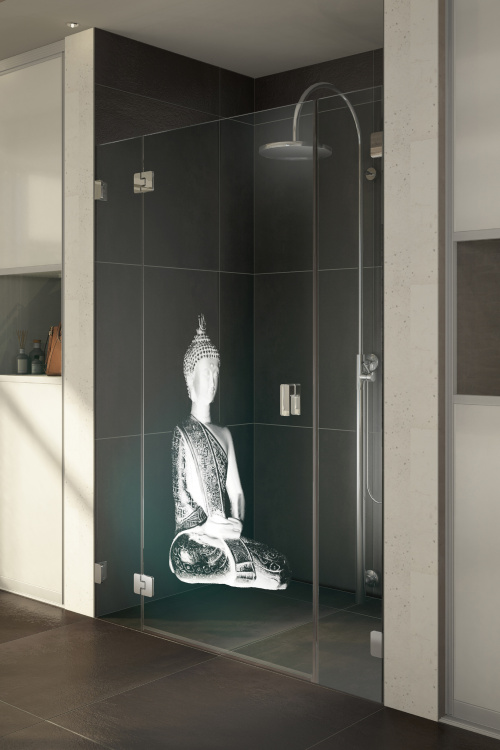 Dem aufgelaserten, extrem widerstandsfähigen Design-Motiv BUDDHA aus der Serie LETIZIA von glassdouche genügt das vorhandene Raumlicht – sei es natürlich, sei es elektrisch – um in voller Schönheit zu erstrahlen.