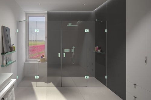 Modell 150 der Beschlagserie AUGUSTINA von glassdouche: Dusch-Nische mit zwei festen Seiten- und zwei Türgläsern, 8 mm starkes ESG, Gesamtbreite 270 cm, Türöffnung insgesamt 160 cm. Innenbündige Pendeltür-Beschläge mit Hebe-Senk-Funktion und Arretierung, hier mit der neuen Oberfläche Smaragdgrün.