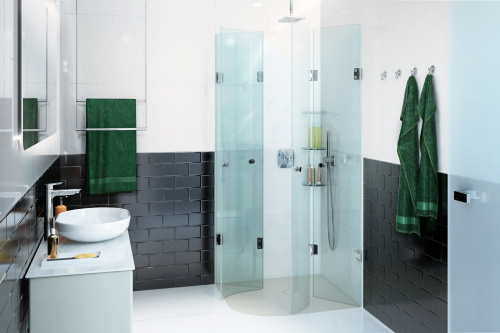 Die geraden Seitengläser von JOSEPHINE Modell 280 sind mit Drehscharnieren an der Wand befestigt, die gebogenen Drehtüren wiederum mit Faltscharnieren an den Seitengläsern.