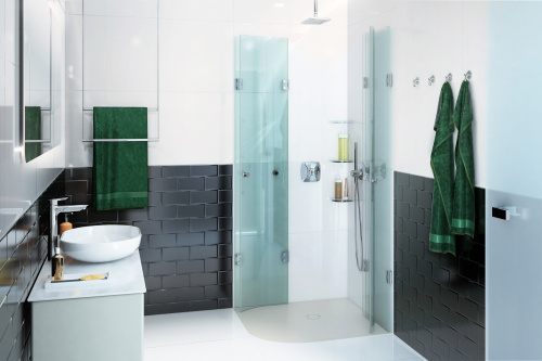 JOSEPHINE von glassdouche, Modell 280: Minimaler Platzbedarf bzw. Raumverlust, maximale Flexibilität beim Öffnen der Türen.