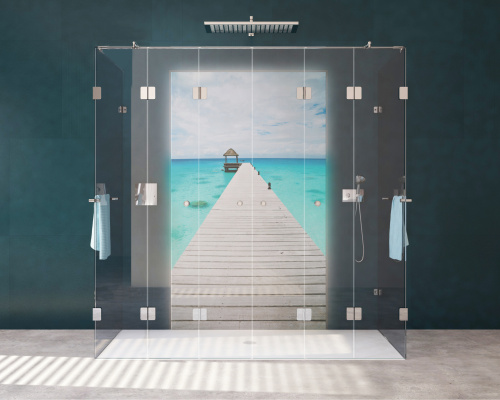 Ein Traumbad mit individueller Traumdusche von glassdouche: Design-Serie JOSEPHINE, Wand-Dusche mit zwei geraden, festen Seitengläsern, zwei schmalen, festen Frontgläsern und zwei Falttüren mit je zwei geraden Glaselementen; rückseitig eine Leuchtwand HELENE, Motiv Bluebeach. Hier: Türen geschlossen.