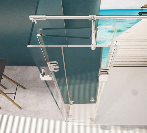 Die Vogelperspektive verdeutlicht: Die zwei Glaselemente der JOSEPHINE Falttüren lassen sich bis zu 180 ° drehen und stehen dann parallel zum Frontglas. Der Vorteil: Zutritt zur Duschkabine mit maximaler Bewegungsfreiheit.