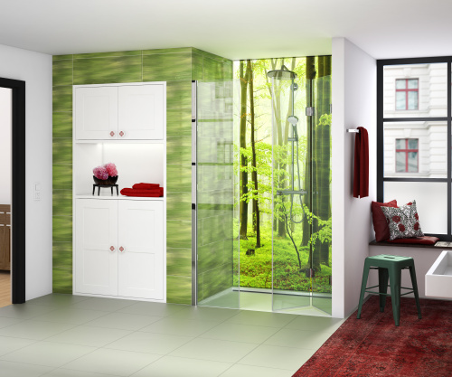 Waldbaden im Stadthaus-Bad: Duschnische JOSEPHINE von glassdouche, Modell 121 F, ergänzt mit der LED-Dusch-Rückwand HELENE, Design-Motiv Greenwood, ebenfalls von glassdouche.