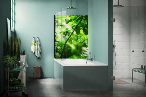 LED-Leuchtwand HELENE mit Motiv Jungleworld. Badewannenaufsatz mit einem festen Seitenglas, montiert mit dem glassdouche Multiprofil, sowie zwei beweglichen Gläsern, verbunden durch Beschläge JOSEPHINE. Dusch-Nische Modell 130 mit zwei Türgläsern mit Beschlägen der Serie JOSEPHINE von glassdouche.