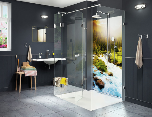 Wand-Dusche JOSEPHINE von glassdouche mit drei festen Scheiben, einer Falttür sowie einer beleuchteten Duschrückwand HELENE mit dem neuen Motiv Valleyriver.