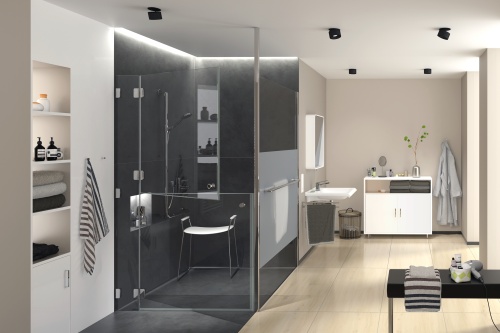 Die barrierefreie Duschkabine JOSEPHINE von glassdouche mit horizontal geteilter, nach außen öffnender Drehtür, ermöglicht Dusch-Assistenz ohne nass zu werden.