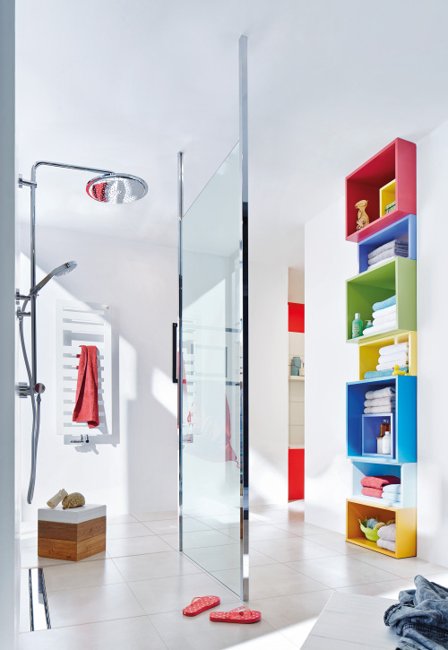 Die vollständigste Integration der Dusche in das Badezimmer und dadurch die einfachste Zugänglichkeit ergibt sich durch den Verzicht auf eine Tür, die die Kabine vom Raum trennt. Die Serie glassdouche KATHARINA setzt dieses Prinzip konsequent um. Die Gläser von KATHARINA sind eingefasst von schmalen, vertikalen Profilen.