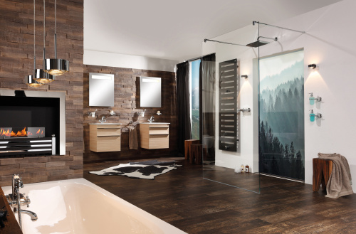 glassdouche LED-Leuchtwand HELENE, Motiv Woodland. Die Duschabtrennung wird gehalten von zwei Traversstangen der Designserie LOU von glassdouche.