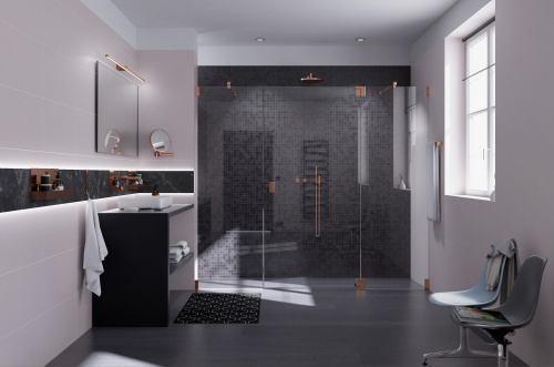 MARGARETHE von glassdouche: Duschnische Modell 140, mit zwei festen Seitengläsern und einem Türlement, 8 mm starkes Einscheiben-Sicherheitsglas, massive Pendeltür-Beschläge mit Hebe-Senk-Technologie und automatischer Arretierung am Anschlag, dusch-innenseitig flächenbündiger Sitz, Beschlag-Oberfläche Kupfer.