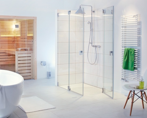 Eine Glasdusche der Serie MARGARETHE von glassdouche verleiht dem Bad eine skandinavisch anmutende Ästehtik.