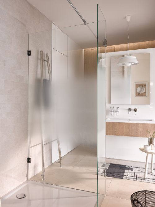 Das neue Spezialglas Sandblast Flow von glassdouche ermöglicht gerade Duschtüren und Seitengläser mit fließendem Übergang von absolut transparent zu völlig blickdicht.