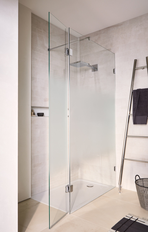 Das neue Spezialglas Sandblast Flow von glassdouche ermöglicht gerade Duschtüren und Seitengläser mit fließendem Übergang von absolut transparent zu völlig blickdicht.