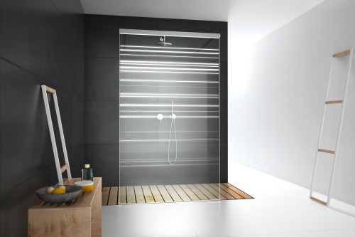 Dauerhafte Veredelung: Aufgelaserte Motive sind resistenter gegen Schmutz und Reinigungsmittel. Raumlicht genügt, um die Schönheit und Wirkung eines Custom-Designs sichtbar zu machen. Hier das glassdouche Lasermotiv LINES.