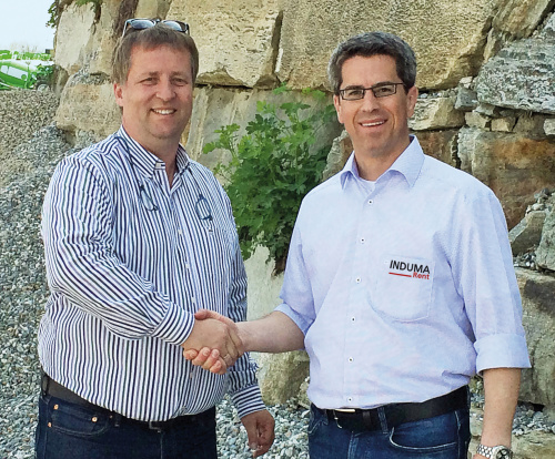 PartnerLIFT Geschäftsführer Kai Schliephake gratuliert INDUMA-Rent Geschäftsführer Dominik Dejon.